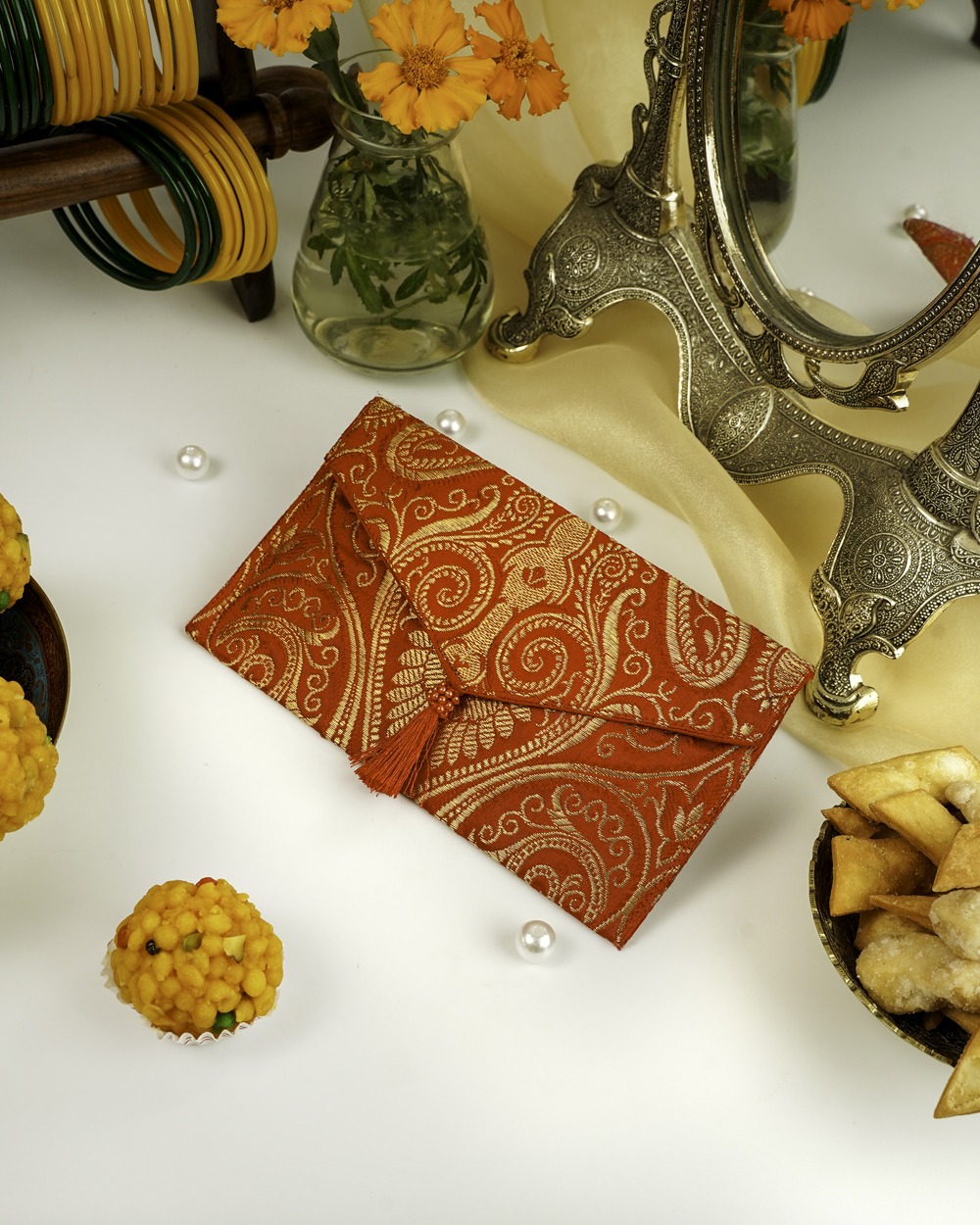 Sindoori Paisley Brocade Shagun Envelope image 0