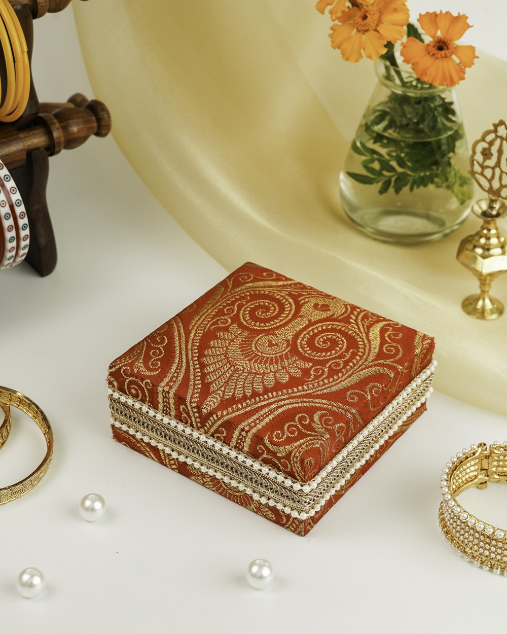 Sindoori Paisley Brocade Kada Box image 0