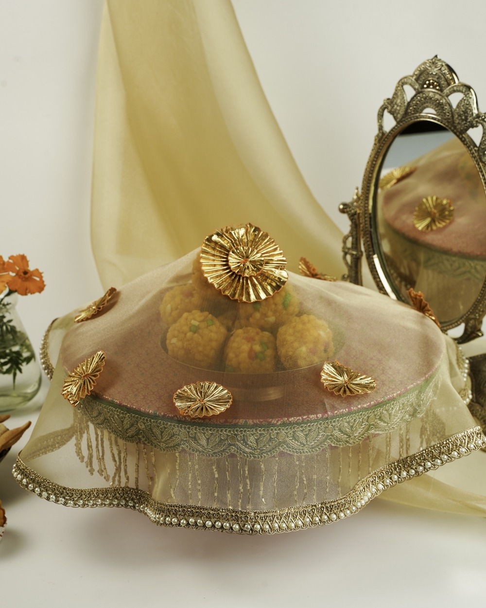 Gulzar Shagun Thaal with Cover by Navka Studio – a pink decorative thaal covered with a sheer golden net adorned with floral embellishments, ideal for traditional celebrations and gifting.