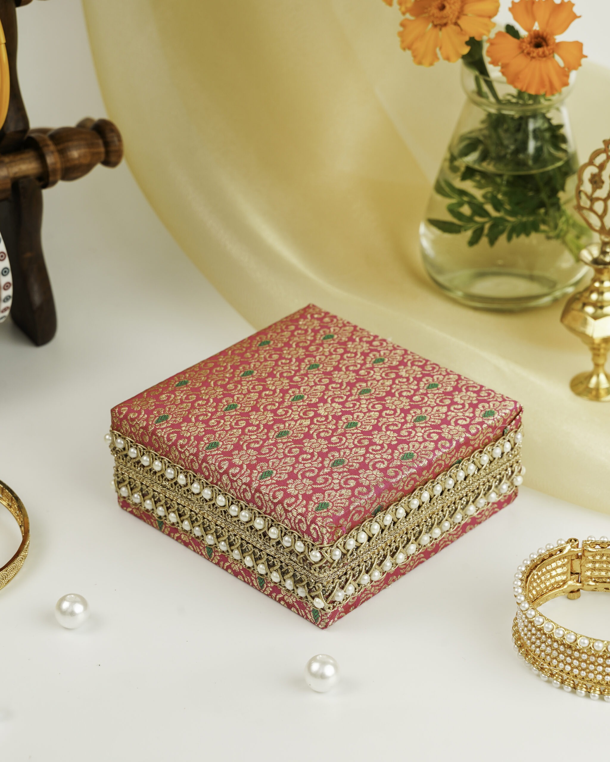 Gulzar Brocade Kada Box, Single kada box pink color with along with golden.